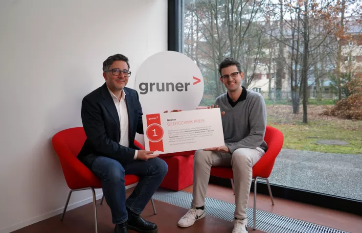 Laurent Pitteloud, Head of Department Geotechnics, presents Frederico Somaini with the prize at Gruner's headquarters in Basel.