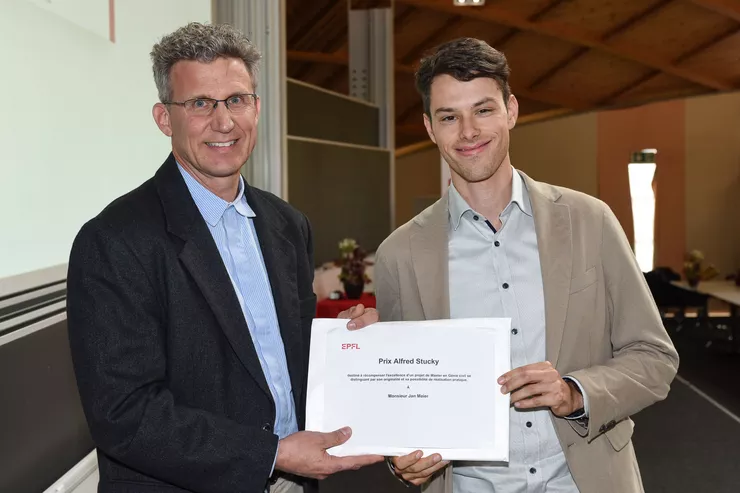 Alexandre Wohnlich remet le Prix Stucky 2024 à Jan Meier lors de la cérémonie de remise des diplômes de Master à l'Ecole Polytechnique Fédérale de Lausanne. 